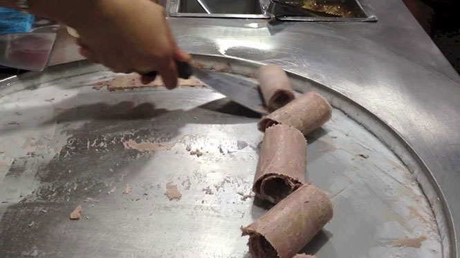 Φτιάχνοντας ice cream rolls