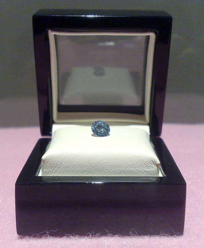 Ελβετική εταιρεία μετατρέπει αποτεφρωμένα λείψανα σε διαμάντι (6)