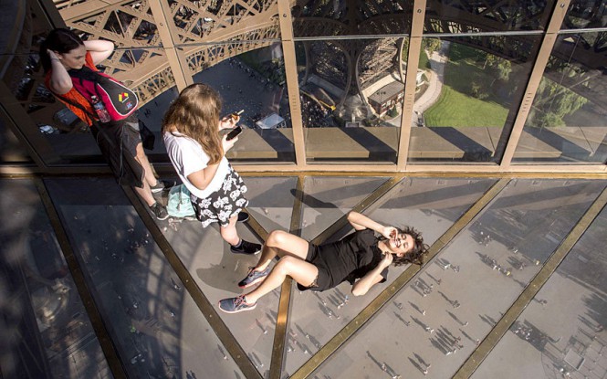 Ο Πύργος του Άιφελ απέκτησε νέο γυάλινο πάτωμα | Φωτογραφία της ημέρας