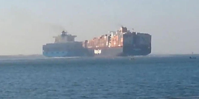 Σύγκρουση δύο γιγάντιων πλοίων στη διώρυγα του Σουέζ
