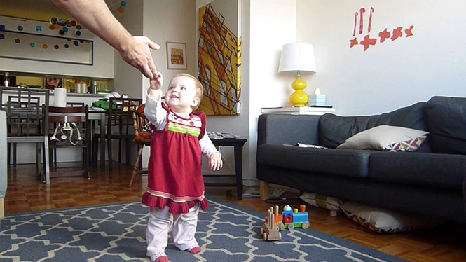 Time-lapse μωρού που μαθαίνει να περπατάει